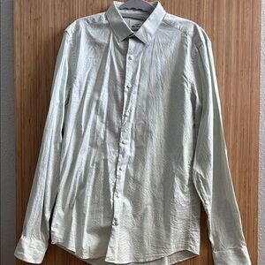 Men's Light Green Button-Up Shirt